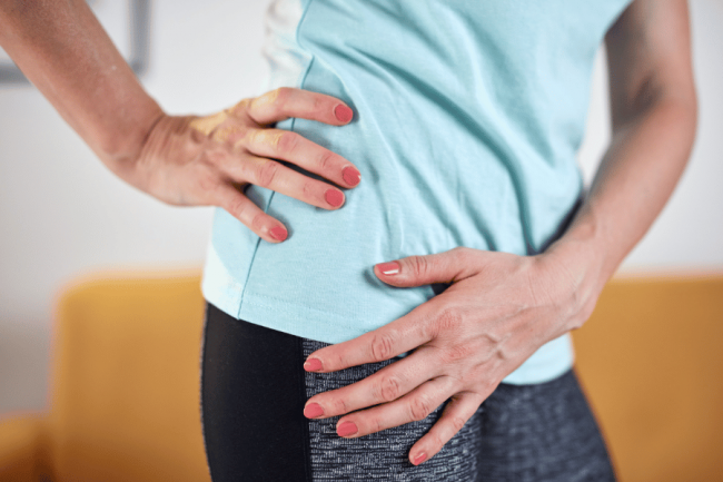 Mujer sintiendo dolor en la cadera. Choque Femoroacetabular: Cuidados y Tratamientos Efectivos