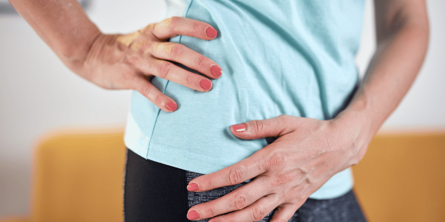 Mujer sintiendo dolor en la cadera. Choque Femoroacetabular: Cuidados y Tratamientos Efectivos