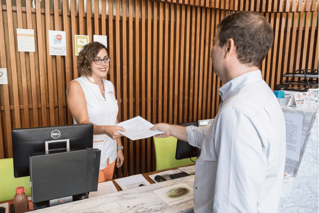 Clínica de Traumatología en Tenerife – Atención Especializada para Lesiones y Cirugía Ortopédica Imagen representativa de una clínica de traumatología en Tenerife, destacando la atención especializada en lesiones deportivas y cirugía ortopédica. Encuentra profesionales de la salud, servicio post consulta, área de rehabilitación y tecnología diagnóstica de vanguardia
