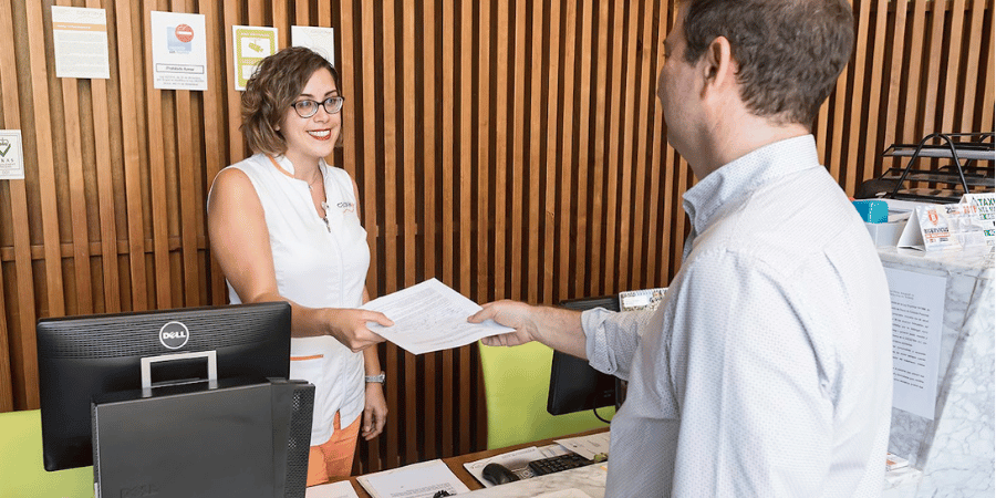 Clínica de Traumatología en Tenerife – Atención Especializada para Lesiones y Cirugía Ortopédica Imagen representativa de una clínica de traumatología en Tenerife, destacando la atención especializada en lesiones deportivas y cirugía ortopédica. Encuentra profesionales de la salud, servicio post consulta, área de rehabilitación y tecnología diagnóstica de vanguardia