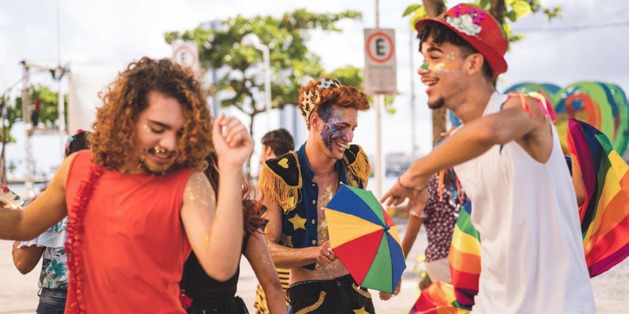 Disfruta sin riesgos: Carnavales seguros en Tenerife Grupo de personas disfrutando de los Carnavales de Tenerife con seguridad y alegría, evitando riesgos de lesiones gracias a medidas preventivas.