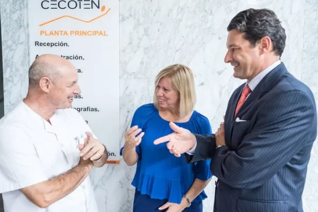 Imagen del equipo de traumatólogos en CECOTEN, los mejores especialistas en Santa Cruz de Tenerife, listos para ofrecerte atención médica de calidad y profesionalismo.