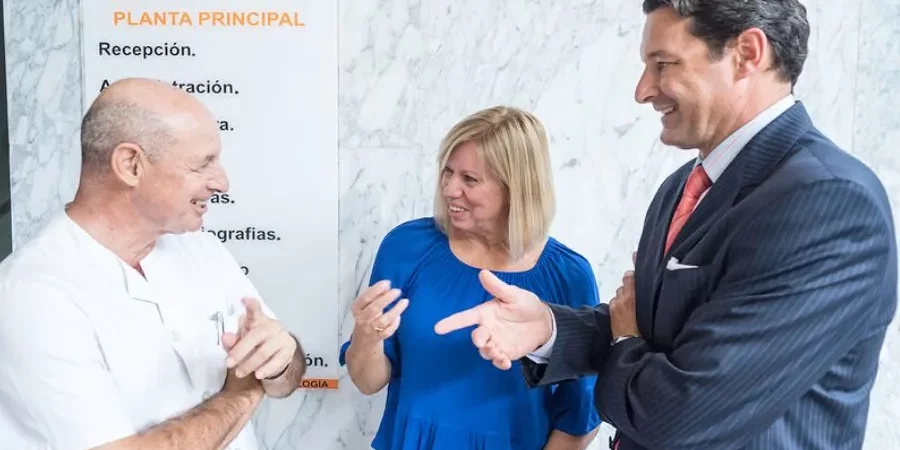 Imagen del equipo de traumatólogos en CECOTEN, los mejores especialistas en Santa Cruz de Tenerife, listos para ofrecerte atención médica de calidad y profesionalismo.