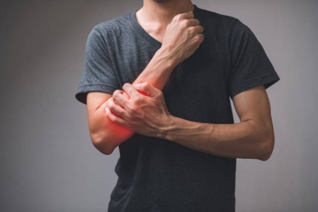 Paciente recibiendo tratamiento en la unidad del dolor en CECOTEN Tenerife.