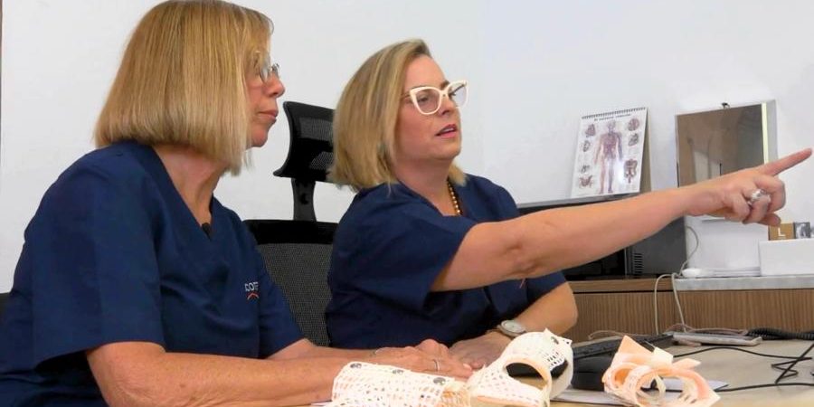 _Médico rehabilitador diseñando plan de recuperación en Tenerife