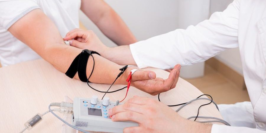 Paciente sometiéndose a una electromiografía en CECOTEN, Tenerife (900 x 600 px)