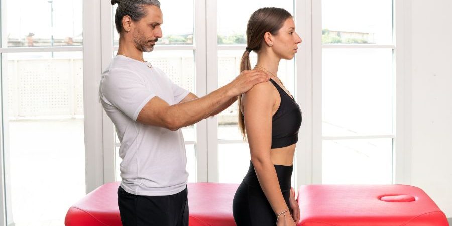 sesión de reeducación postural en centro de rehabilitación en Tenerife reeducación postural