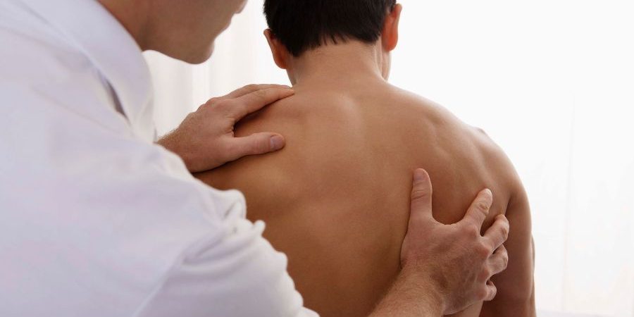 paciente con dolor crónico recibiendo tratamiento en clínica de traumatología