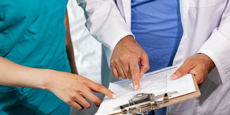 traumatólogo especialista en subespecialidad ortopédica atendiendo a un paciente