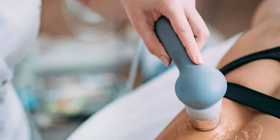 Aplicación de ultrasonido terapéutico en rehabilitación en CECOTEN