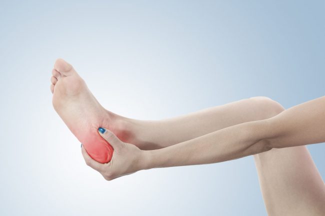 Paciente con dolor en el talón al levantarse durante valoración de fascitis plantar en CECOTEN