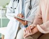 Paciente revisando pruebas médicas para una segunda opinión traumatológica en CECOTEN