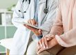 Paciente revisando pruebas médicas para una segunda opinión traumatológica en CECOTEN
