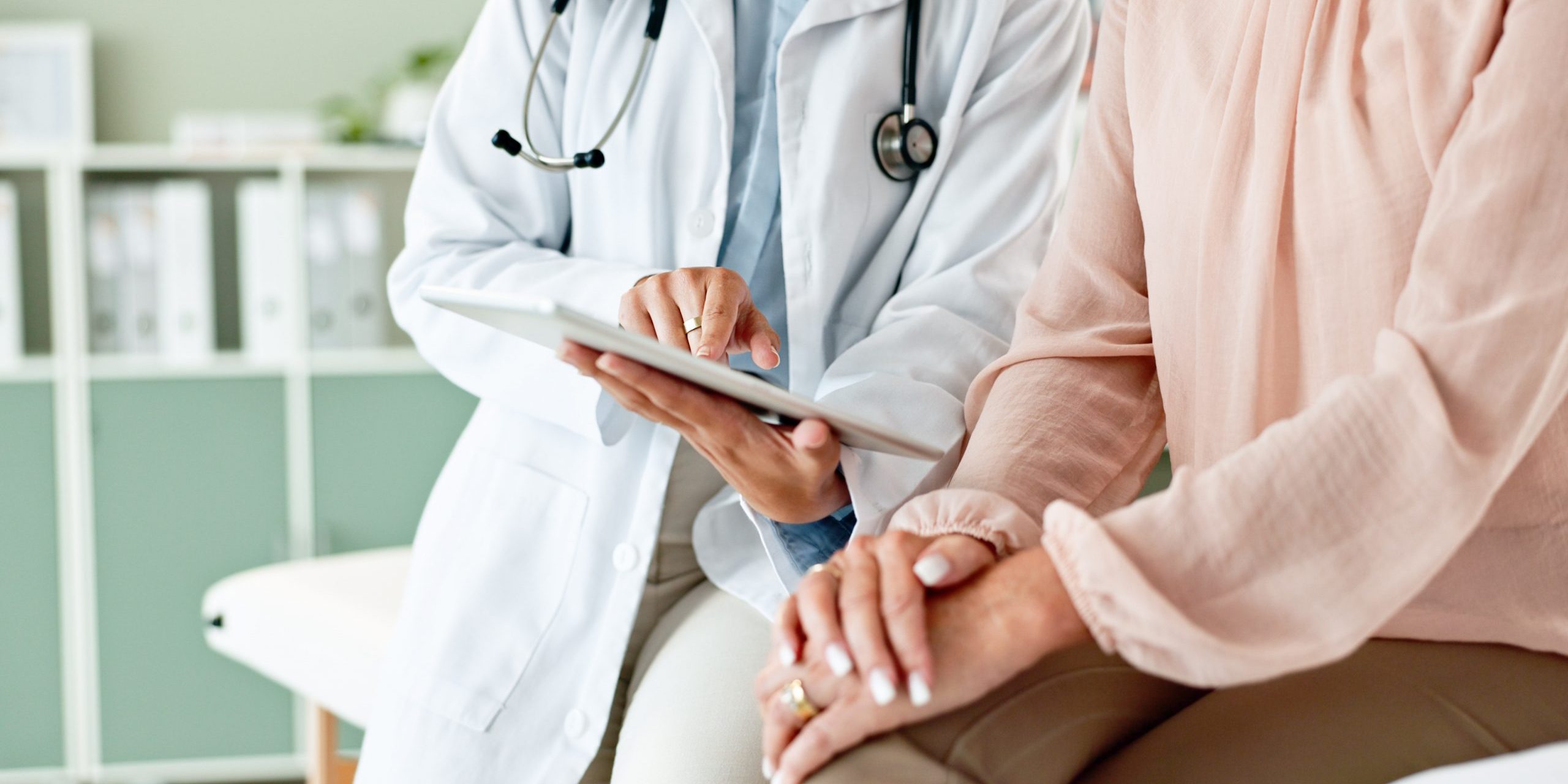 Segunda opinión traumatológica en CECOTEN Paciente revisando pruebas médicas para una segunda opinión traumatológica en CECOTEN