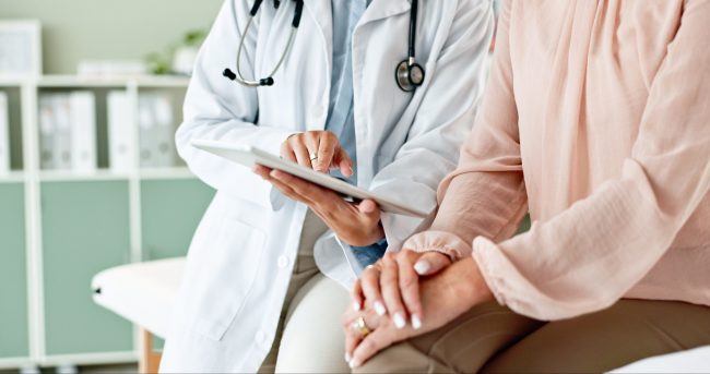 Paciente revisando pruebas médicas para una segunda opinión traumatológica en CECOTEN